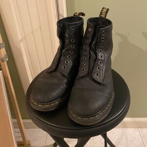Dr. Marten’s 1460 8-eye boots (US Men’s 8/ Women’s 9)